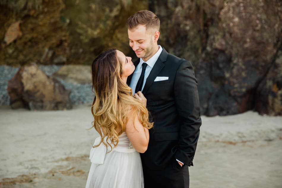 Une séance de couple atypique les pieds dans l'eau