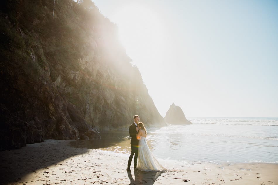 Couple de mariés à la plage