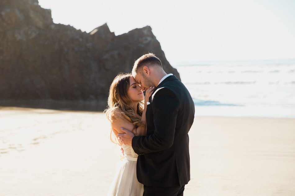 Le couple profite de ce merveilleux moment sur la plage