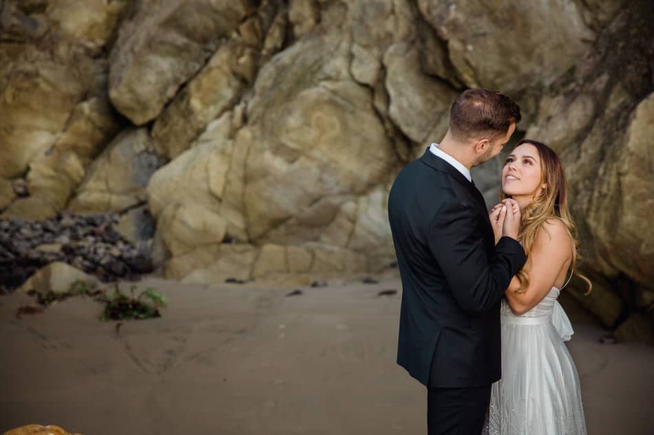 Les mariés se contemplent tendrement