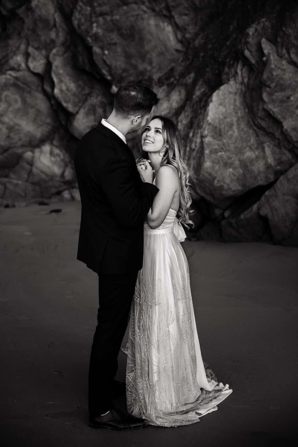 les mariés se regardent tendrement