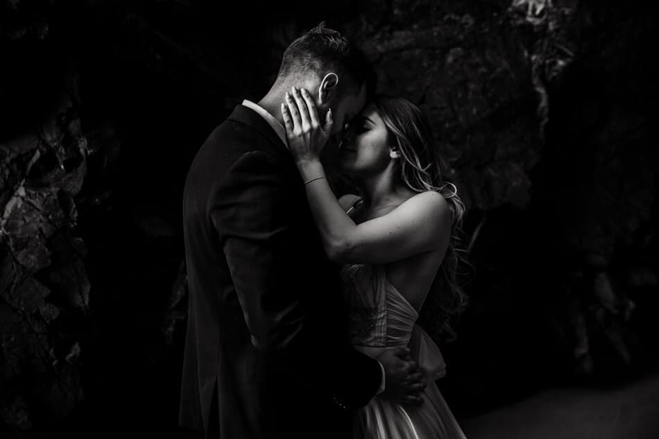 Les mariés les yeux dans les yeux