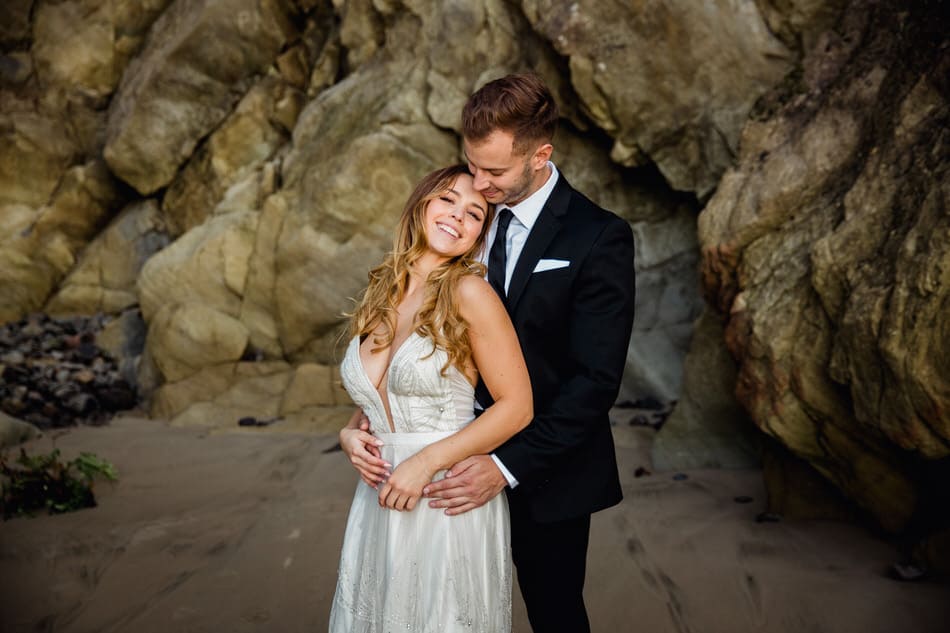 les mariés s'amusent pendant la séance photo
