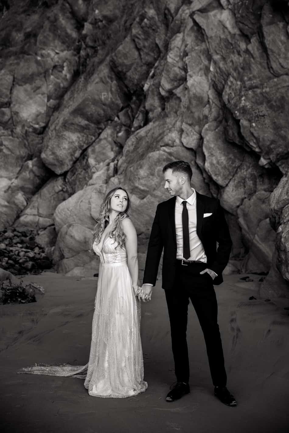séance couple sur la plage au coucher du soleil