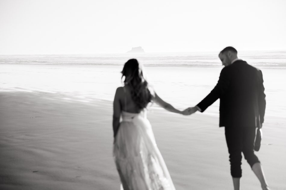 photo en noir et blanc de mariés sur la plage