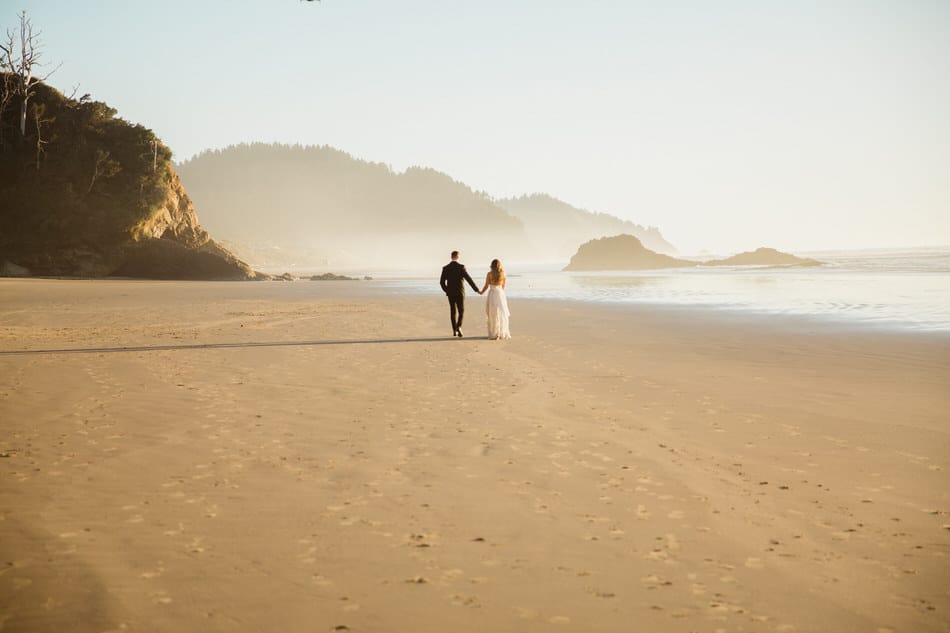 les amoureux s'en vont au loin main dans la main
