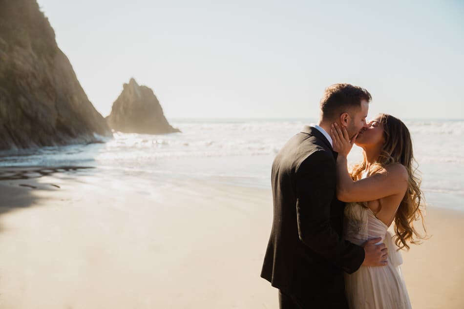 Le couple s'embrassent tendrement