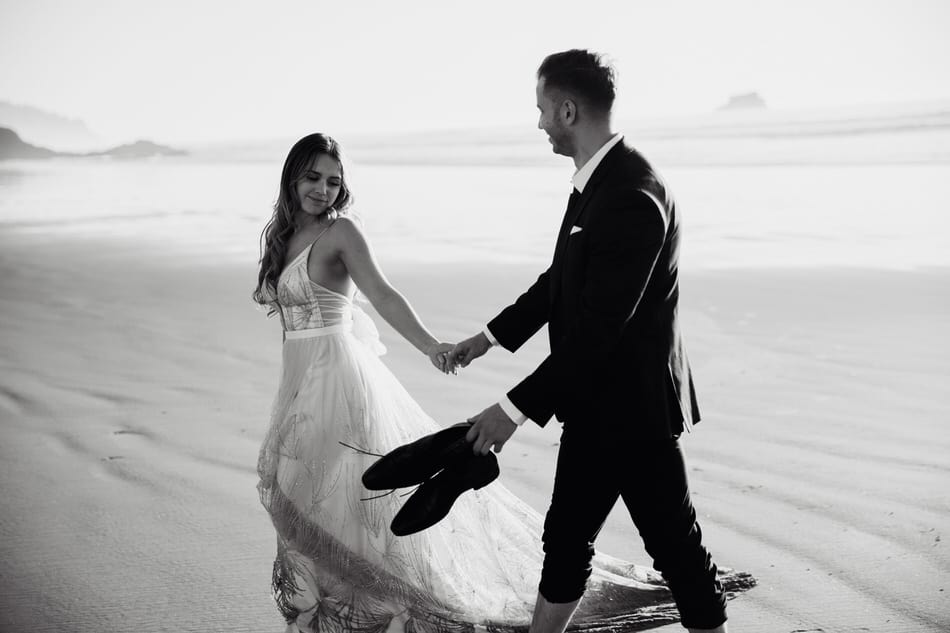 les mariés main dans la main sur la plage