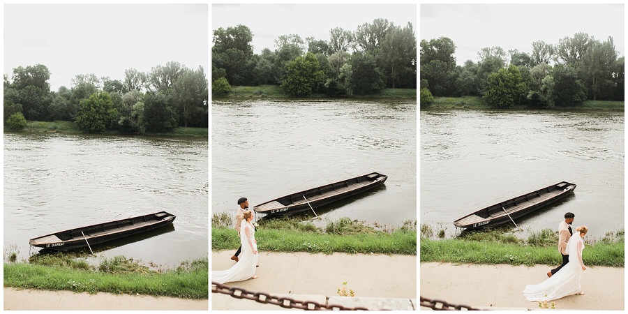 Les mariés marchent le long du fleuve