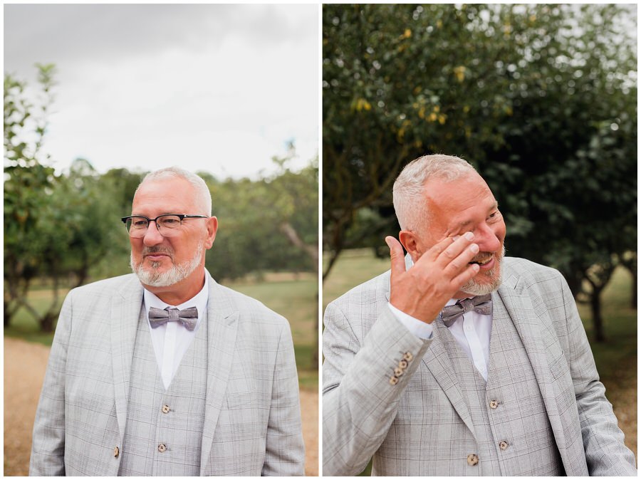 Le père de la mariée très émue en voyant sa fille