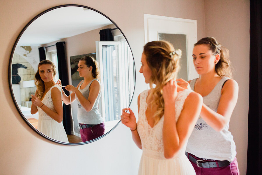 La mariée se regarde dans le miroir