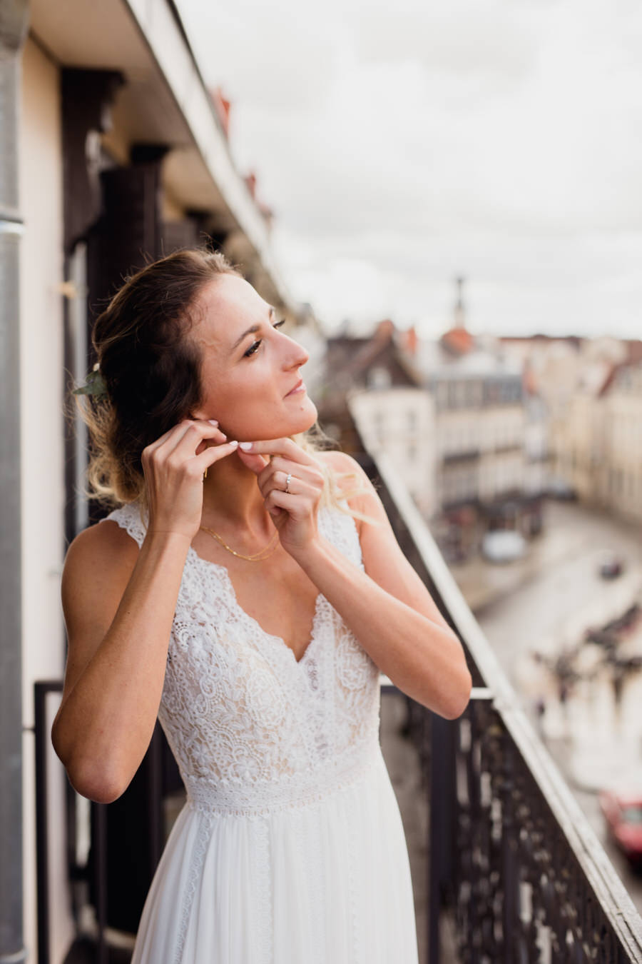 La mariée met ses boucles d'oreille