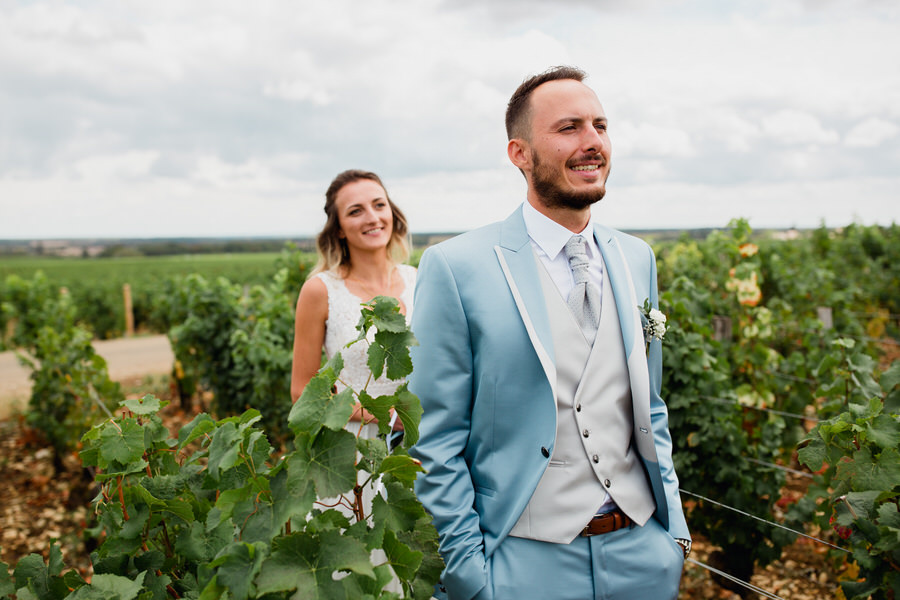 La mariée au premier regard derrière le marié
