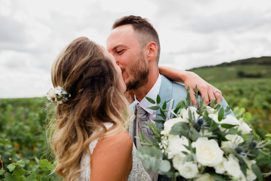 Les mariés s'embrassent