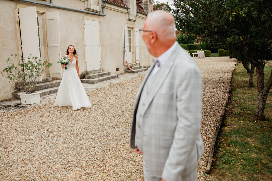 Le père voit sa fille arriver en tenue de mariée