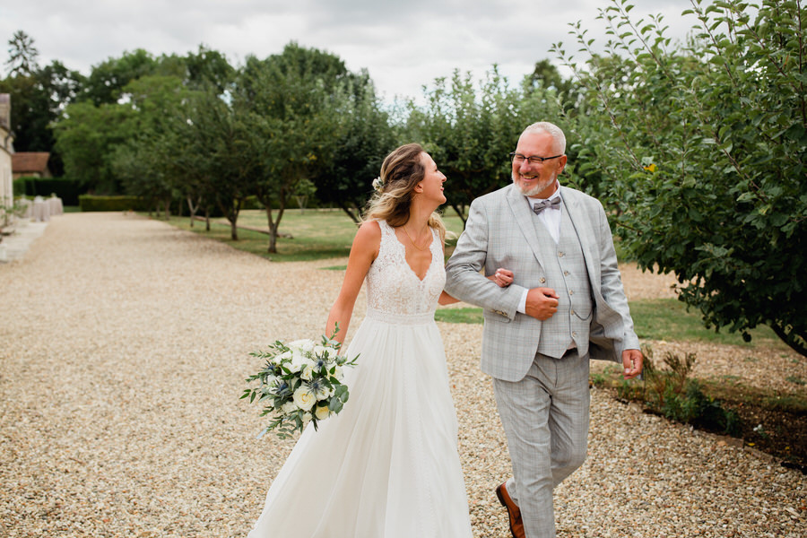 La mariée au bras de son père