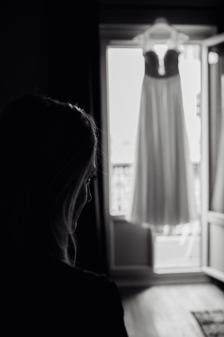 La robe suspendue de la mariée