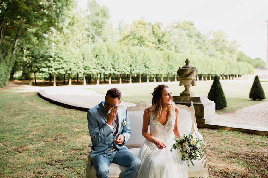 Le marié pleure pendant la cérémonie laïque