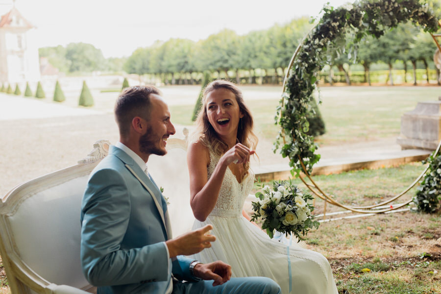 les mariés ont un très bon moment pendant les préparatifs
