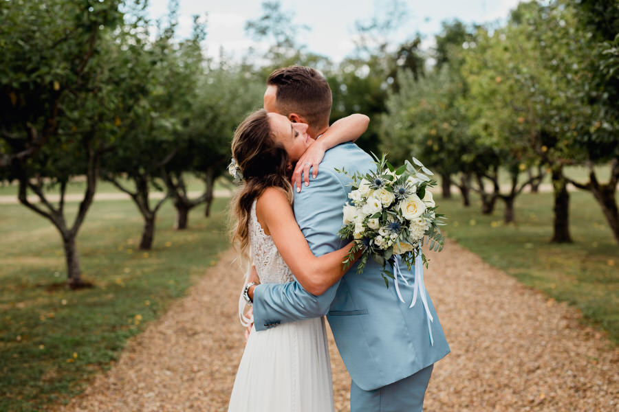 Les mariés se prennent dans les bras