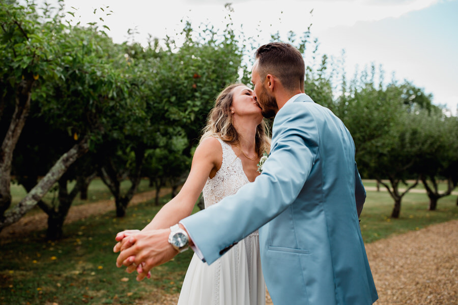 Les mariés dans les bras l'un de l'autre