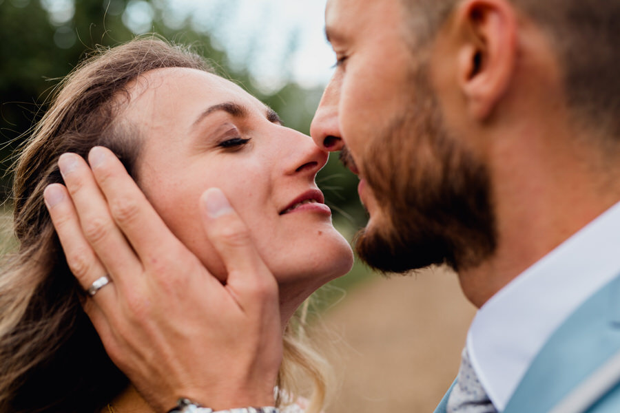 Le marié embrasse la mariée