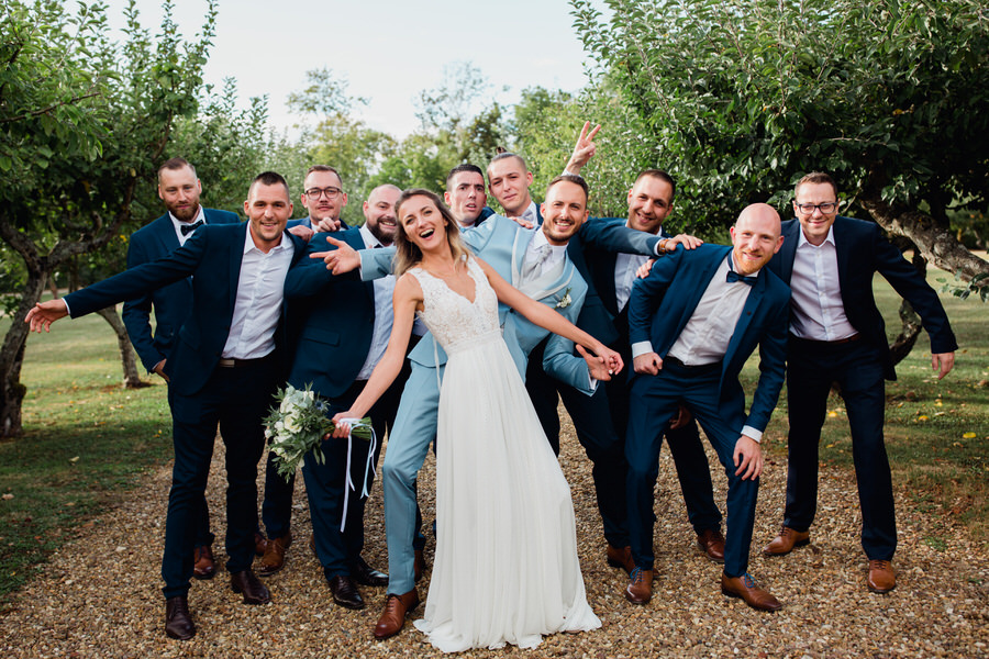 Photo de groupe fun pendant le mariage