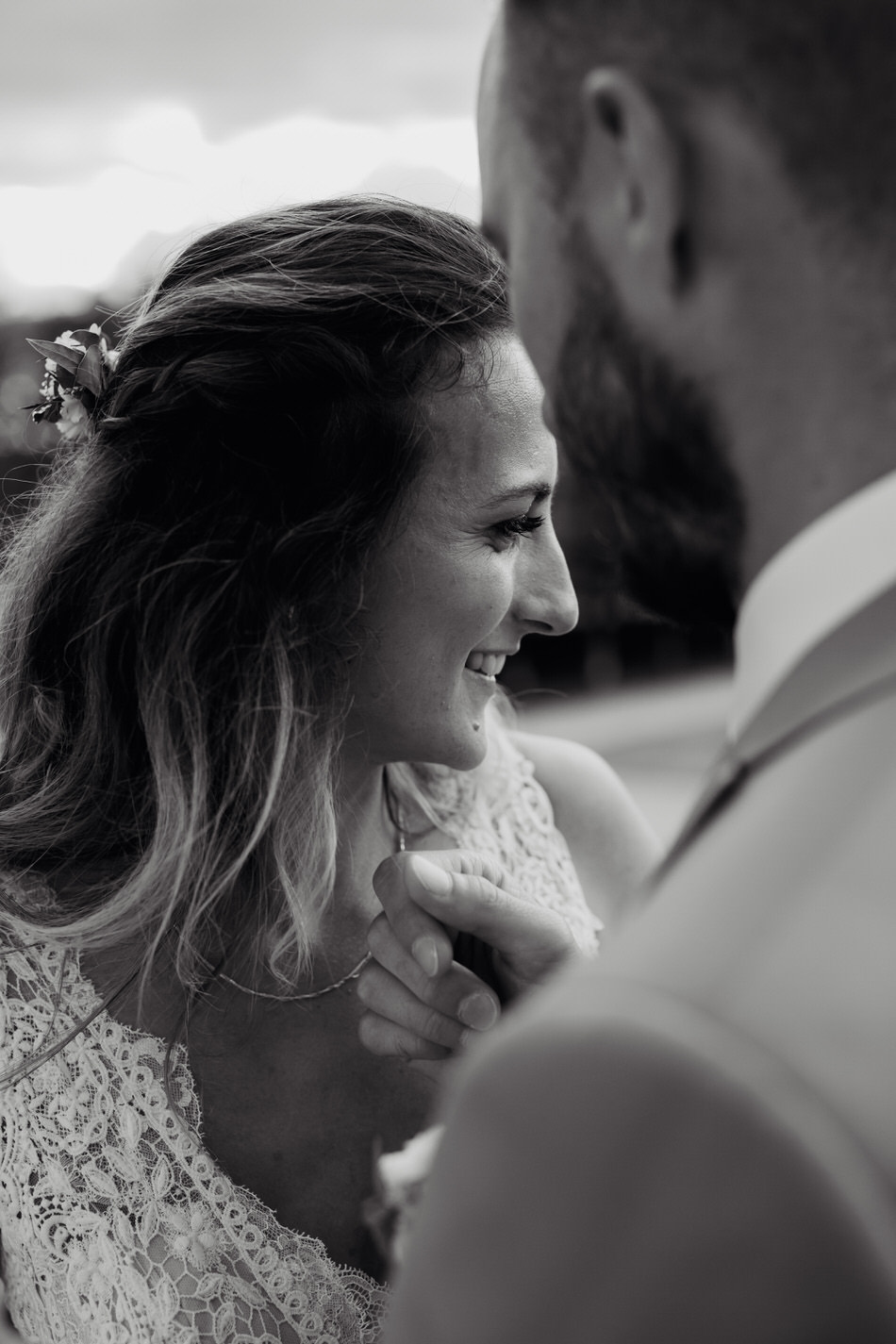 La mariée rigole pendant un moment
