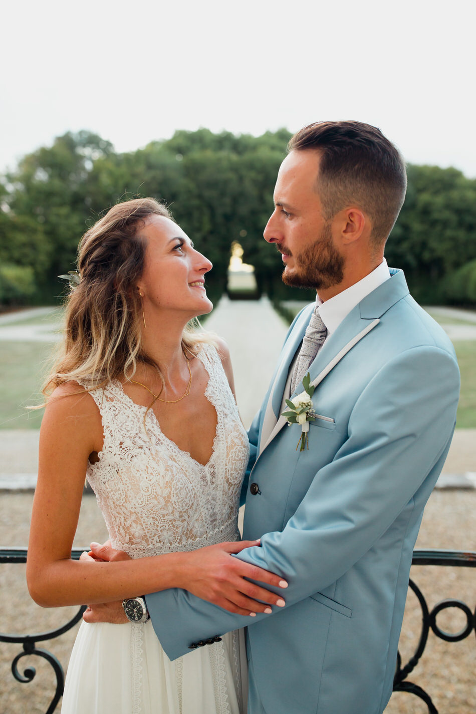 Le couple se regarde tendrement