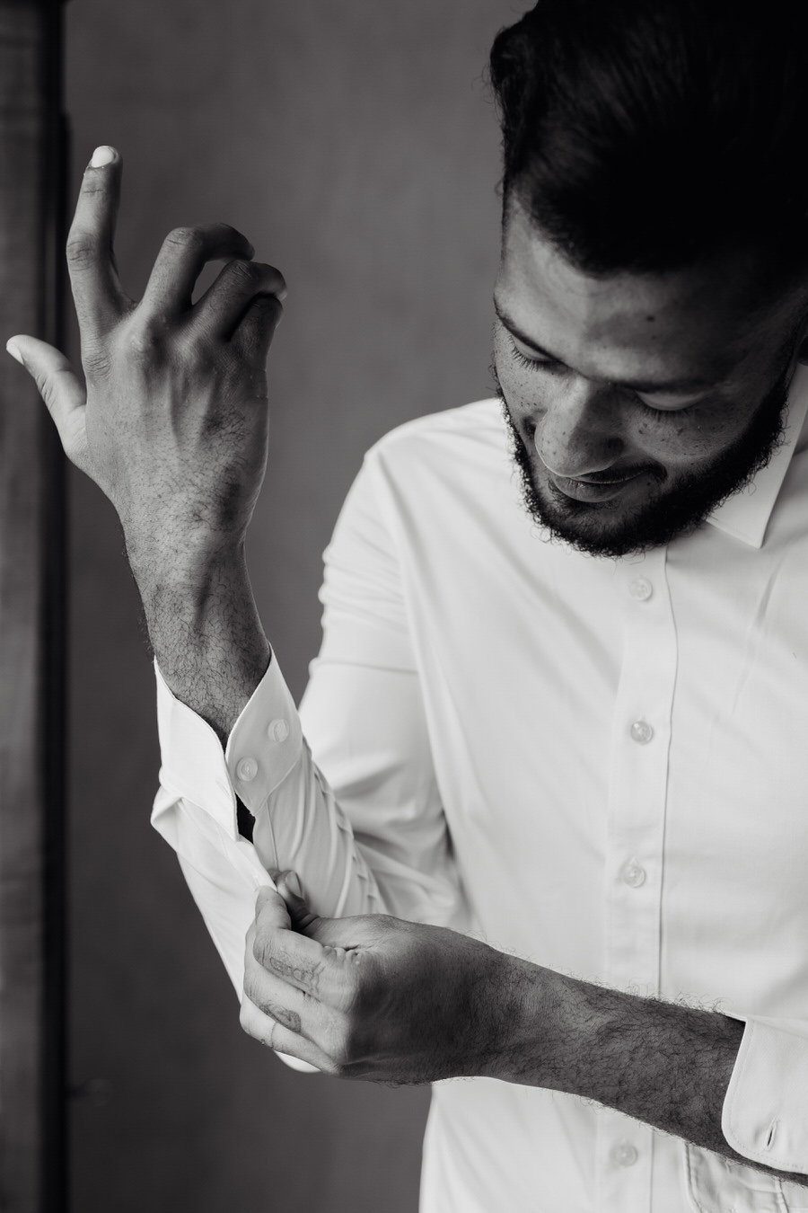 le marié ajuste la manche de sa chemise