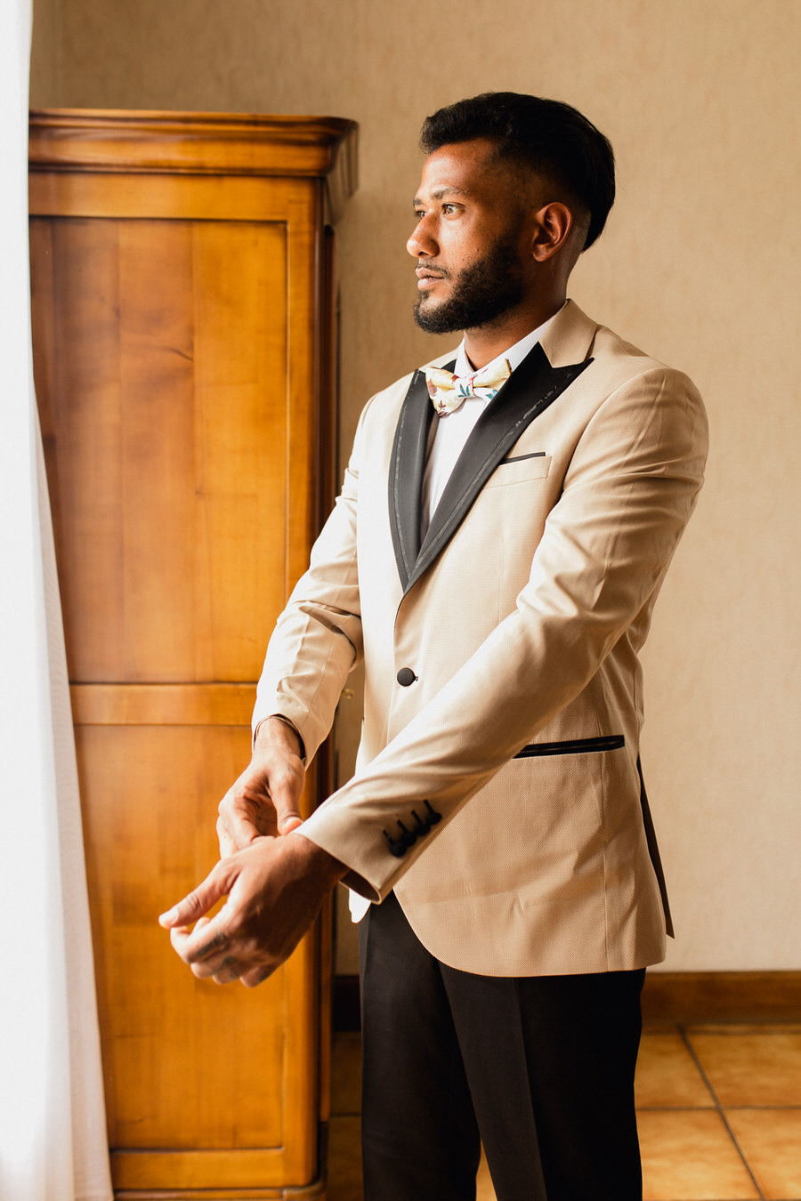 Le marié fini de se préparer