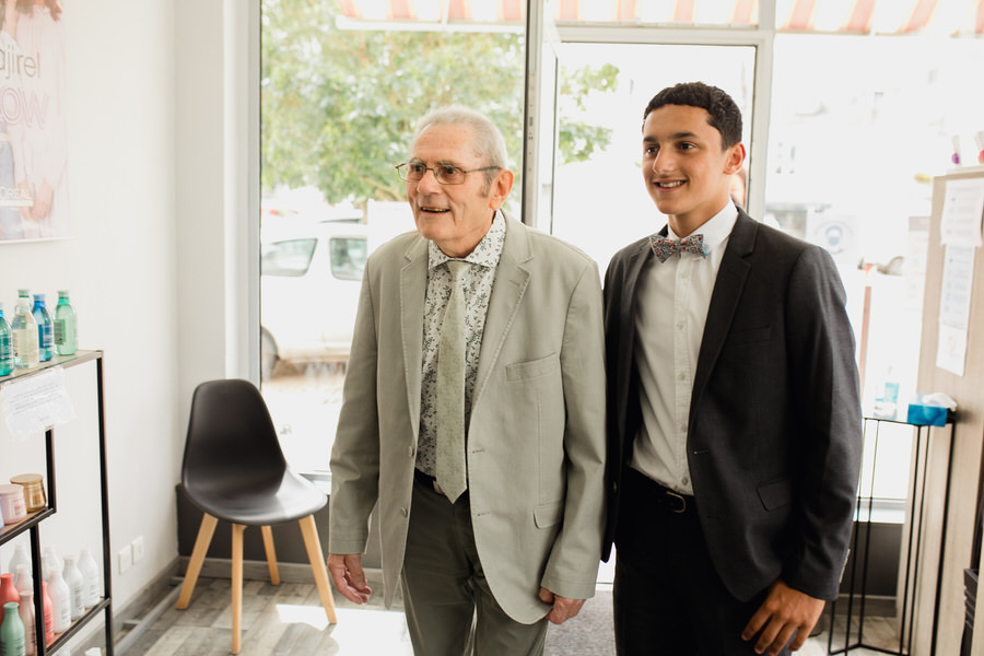 le grand père arrive au préparatif de la mariée