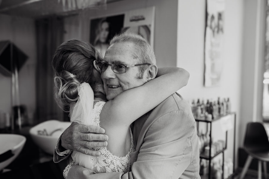 la mariée tient fort son grand père dans les bras