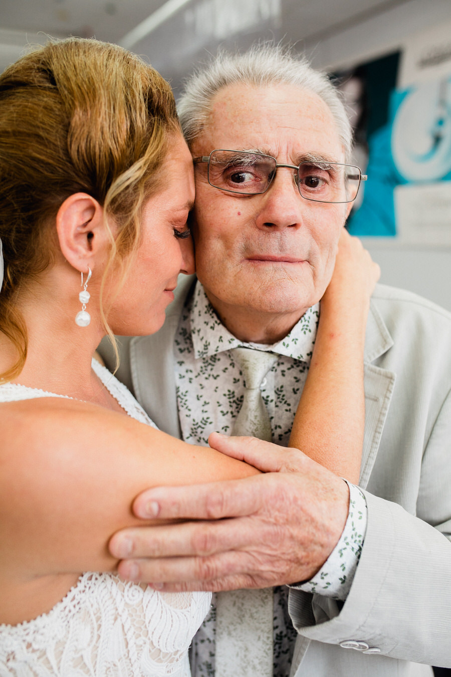 La mariée dans les bras de son grand père