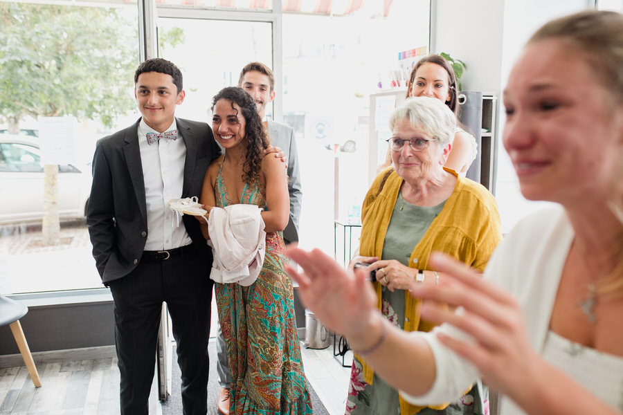 Les invités observent la mariée avec son grand père