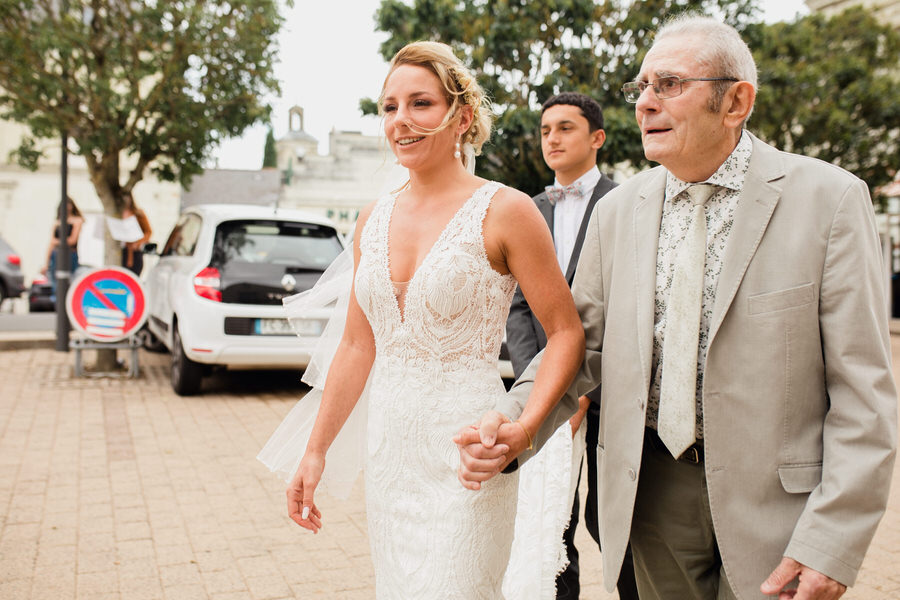 la mariée va à la mairie dans les bras de son grand père