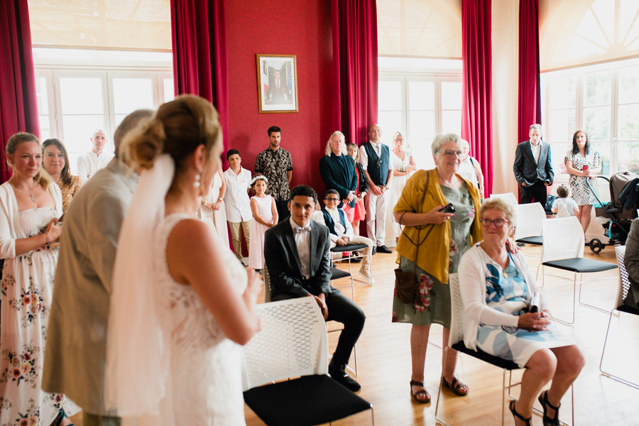 La mariée rentre au bras de son grand père