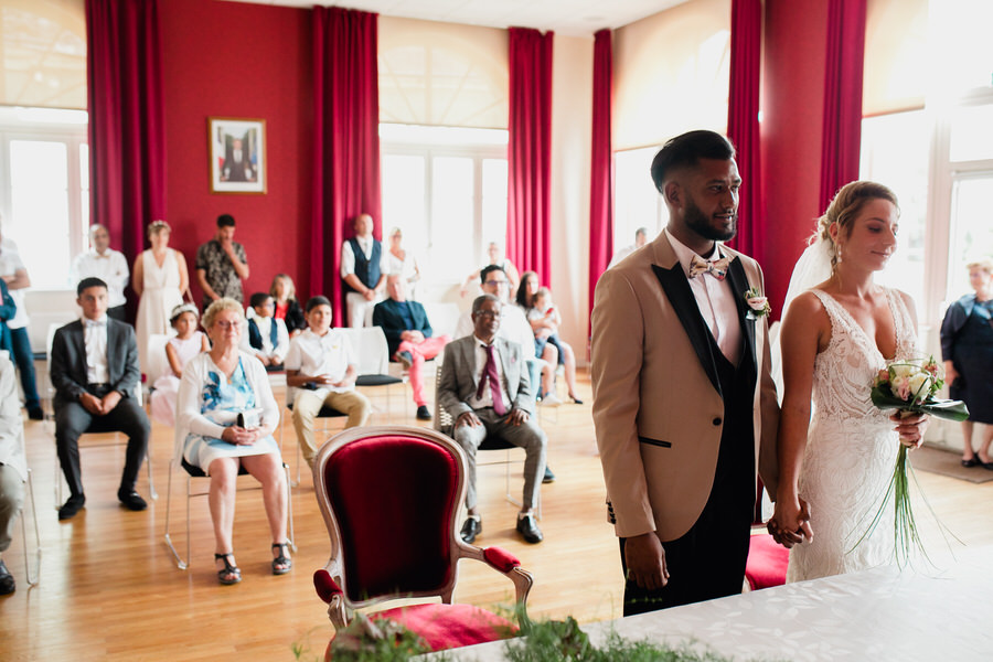 Les mariés écoutent le maire