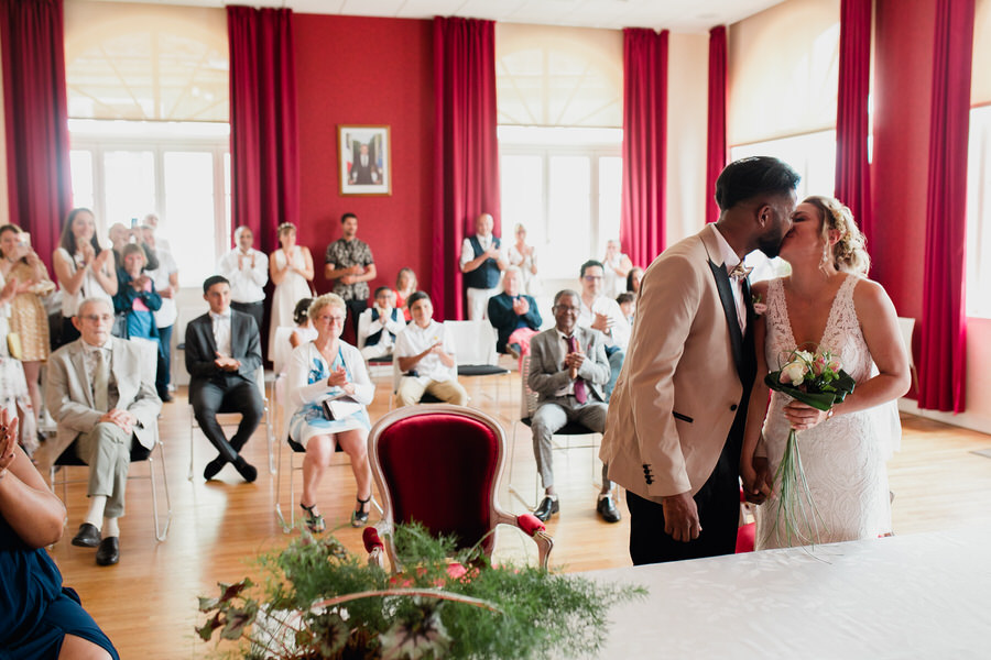 Les mariés s'embrassent dans la mairie