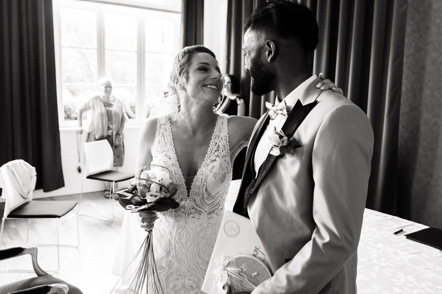 Les mariés profitent l'un de l'autre