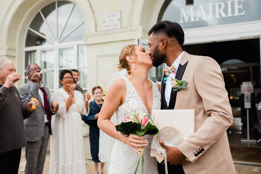 la sortie de mairie des mariés