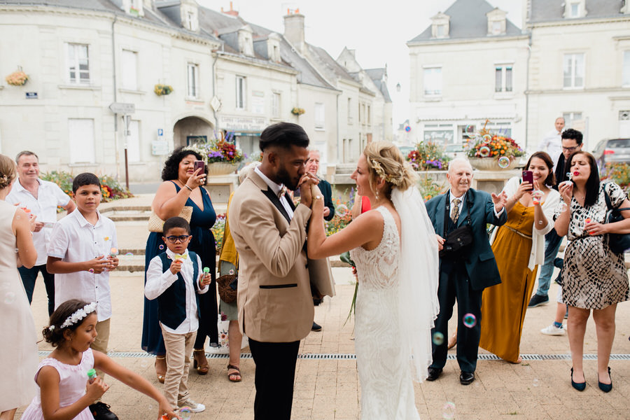 Les mariés à la sortie de la mairie