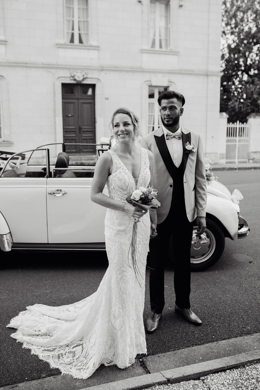 Les mariés élégants profitent du moment