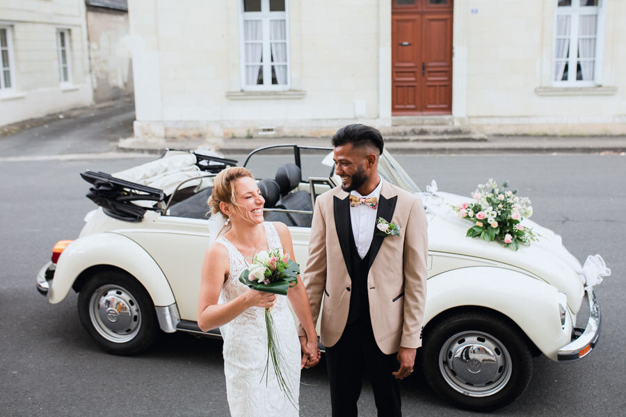 Les mariés devant la coccinelle