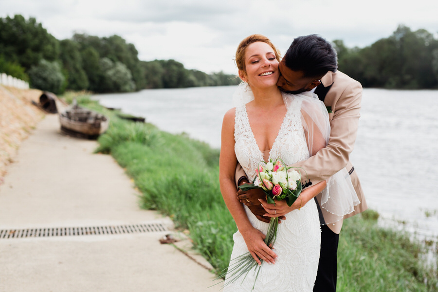 Séance couple de mariage au bord de l'eau