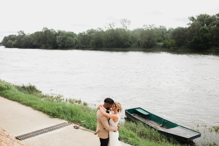 les mariés en bord de fleuve