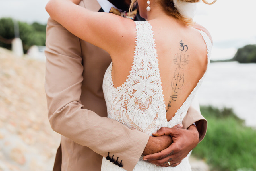 les mariés sont dans les bras l'un de l'autre