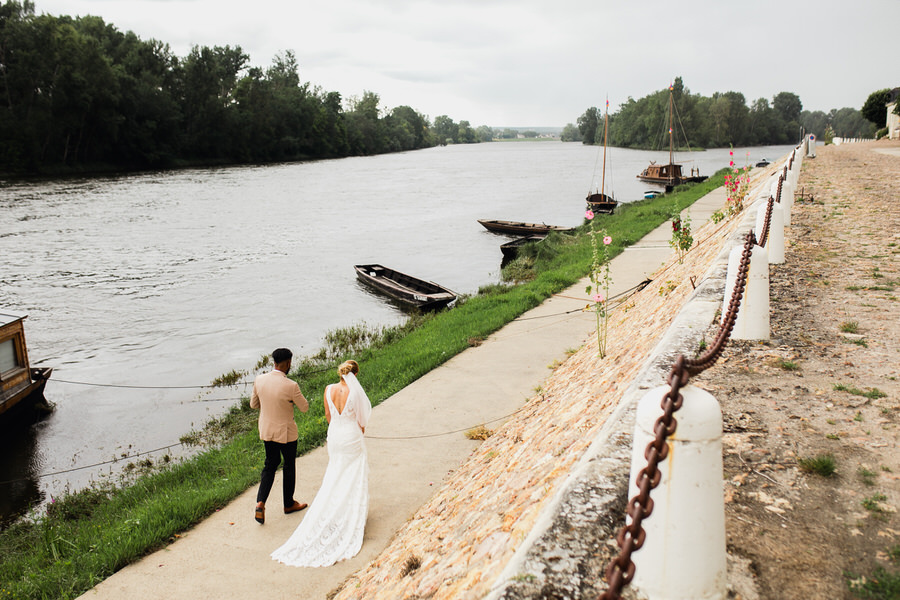 les mariés marchent en bord de Loire