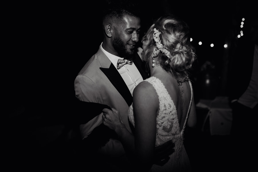 les mariés dansent ensemble