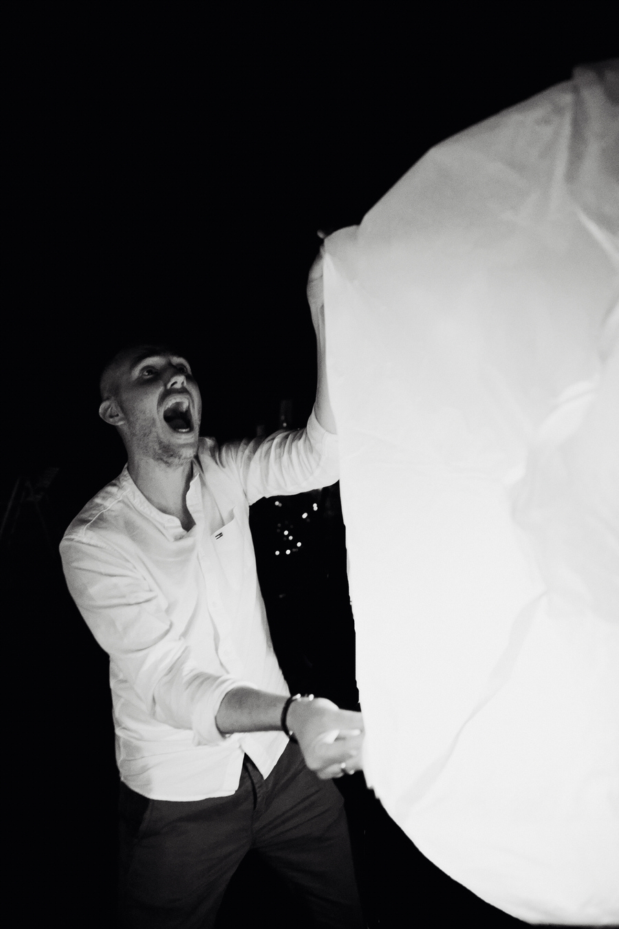 Un invité prépare une lanterne volante